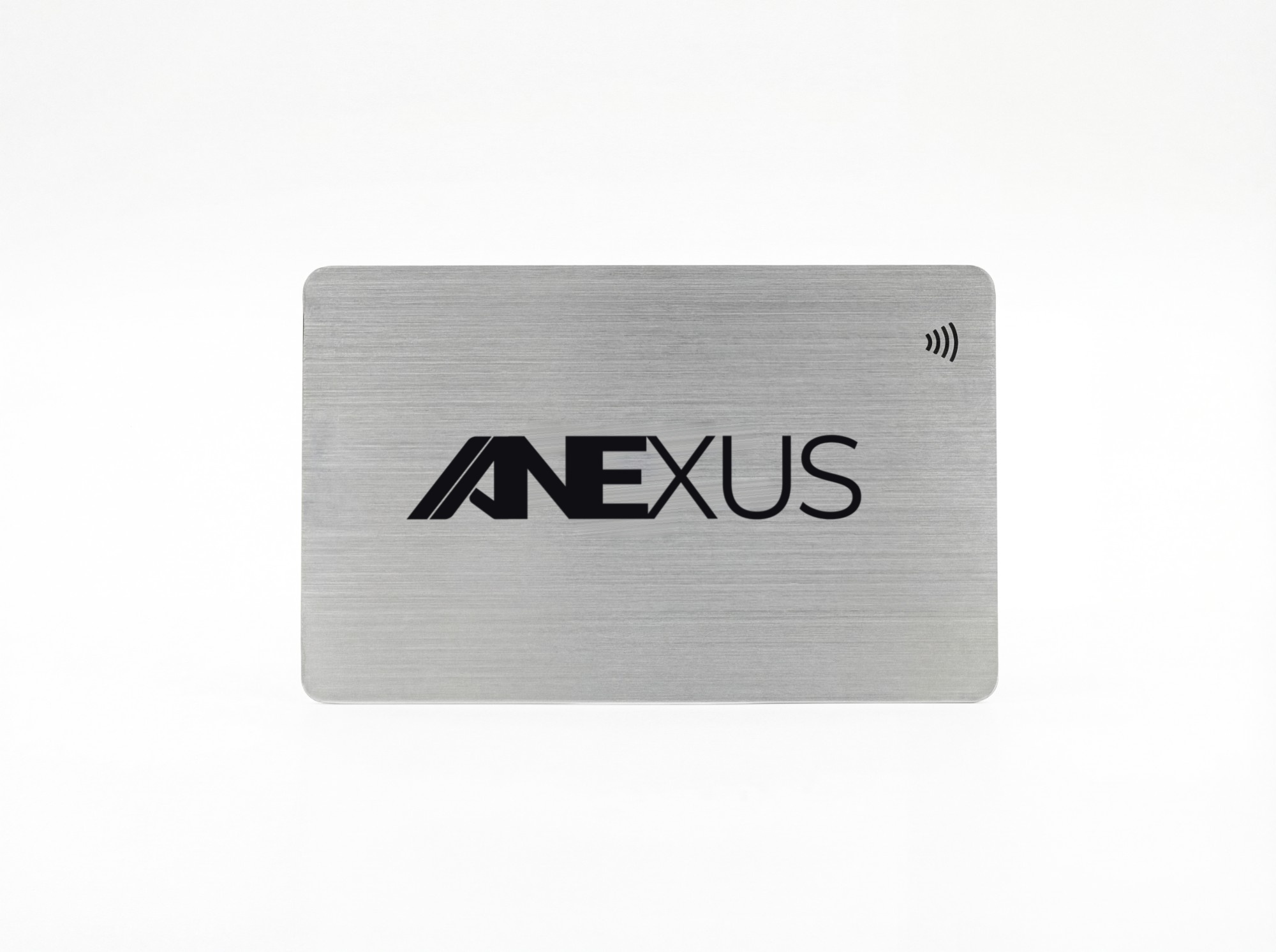La cara de una tarjeta de presentación NFC Anexus de acero inoxidable cepillado, vista en plano